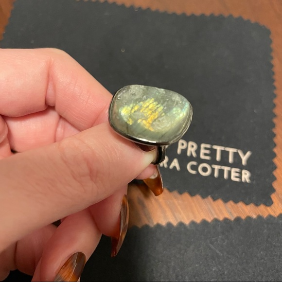 Daring Ring | So Pretty Cara Cotter | Raw Labradorite & Gunmetal | size 6 - Picture 5 of 6